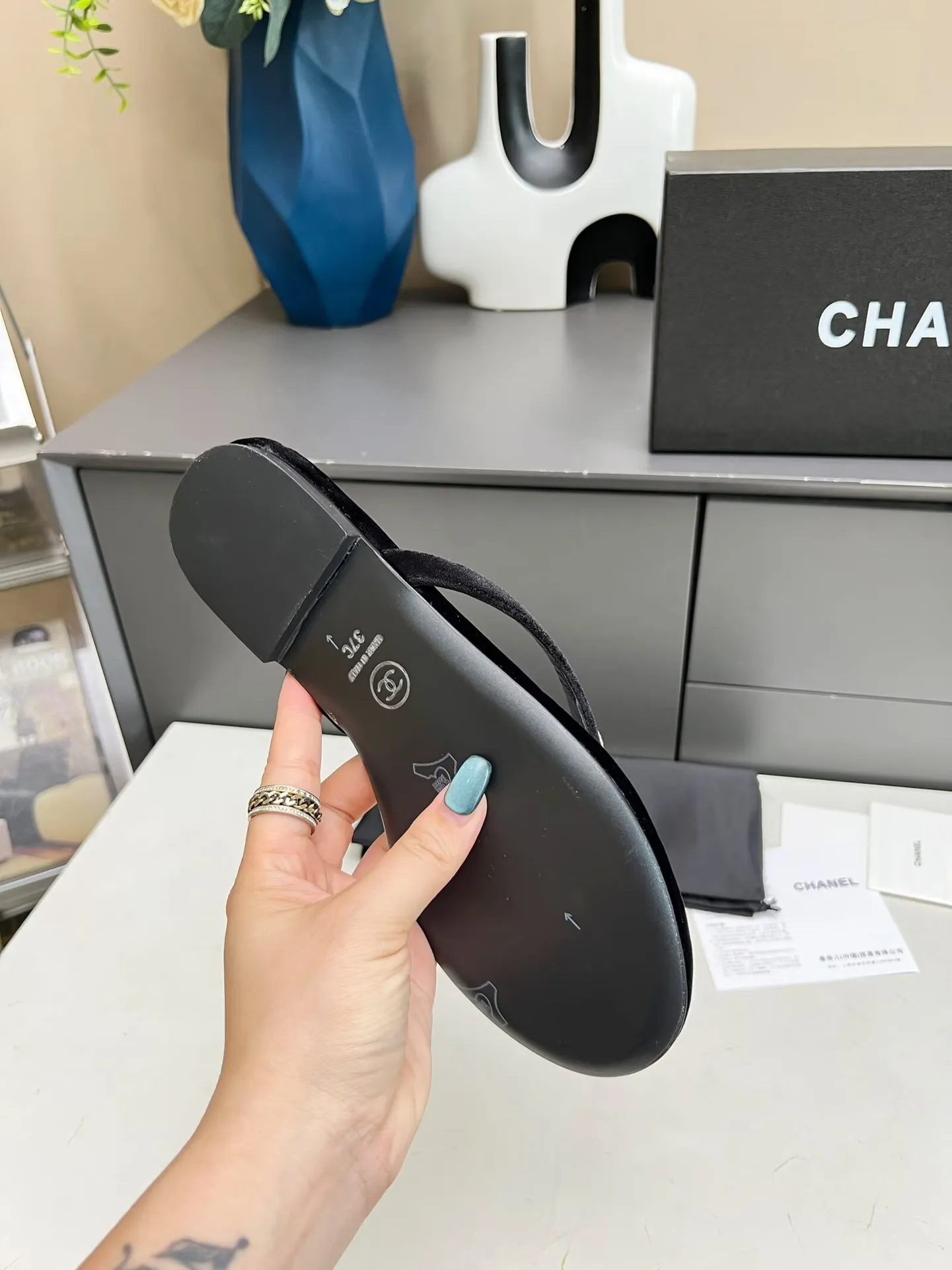 👟👟Ex-factory price 380👟👟 Chanel new spring and summer genuine leather outsole flip-flops✅ I was really moved by this shoe when I first saw it💓 I liked it at first sight [surprised], 😊 and it has Chanel’s classic diamond logo💎 Fabric: imported cowhide 🐂 Denim, velvet Lining: cow lining Color: black Code number: 35-41 (41 can be customized and non-returnable) Outsole: Made of genuine leather outsole Packaging: with card, cloth bag